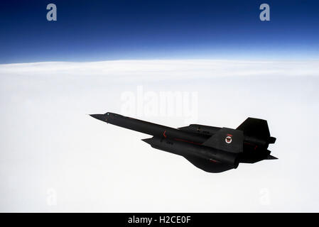 Un US Air Force SR-71 Blackbird a lungo raggio ricognizione strategica aeromobili battenti ad altitudine elevata durante una missione fuori di Beale Air Force Base. Il Merlo possono viaggiare a 2.100 mph a 80.000 piedi ed è in grado di rilevamenti topografici 100.000 chilometri quadrati di superficie terrestre per ora. Foto Stock