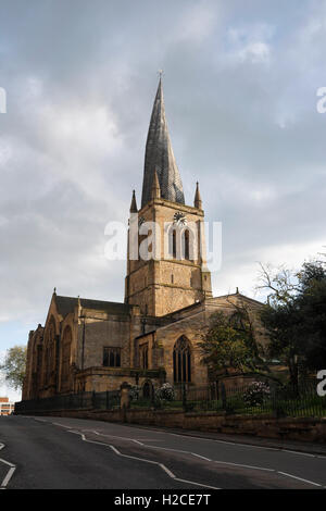 Chesterfield chiesa parrocchiale con guglia storta, Derbyshire Inghilterra Foto Stock