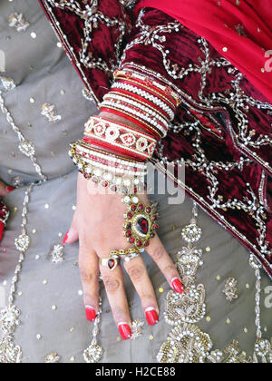 Asian wedding mani e articoli di gioielleria, henna e oro Foto Stock