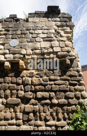 La torre angolare delle mura della città di Newcastle-upon-Tyne, Inghilterra. Le mura medievali della città è fatta di pietra. Foto Stock