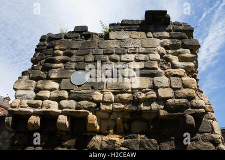 La torre angolare delle mura della città di Newcastle-upon-Tyne, Inghilterra. Le mura medievali della città è fatta di pietra. Foto Stock
