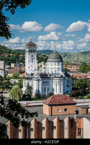 Chiesa Ortodossa romena chiesa della Santa Trinità - Vista dalla collina del centro storico di Sighisoara città, regione di Transilvania in Romania Foto Stock