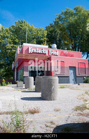 Un centro commerciale chiuso KFC Kentucky Fried Chicken a Toronto. L'azienda deve essere rilocata e il suo prezioso lotto del centro venduto e ridestinato per gli alloggi. Foto Stock