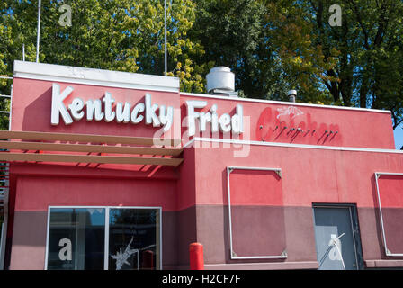 Un centro commerciale chiuso KFC Kentucky Fried Chicken a Toronto. L'azienda deve essere rilocata e il suo prezioso lotto del centro venduto e ridestinato per gli alloggi. Foto Stock