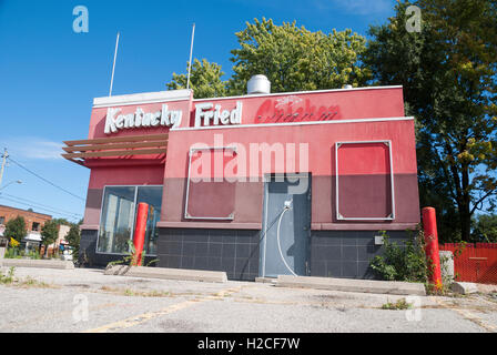 Un centro commerciale chiuso KFC Kentucky Fried Chicken a Toronto. L'azienda deve essere rilocata e il suo prezioso lotto del centro venduto e ridestinato per gli alloggi. Foto Stock