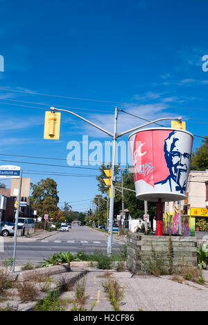 Un centro commerciale chiuso KFC Kentucky Fried Chicken a Toronto. L'azienda deve essere rilocata e il suo prezioso lotto del centro venduto e ridestinato per gli alloggi. Foto Stock