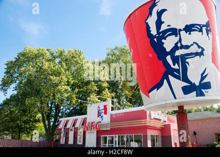 Un centro commerciale chiuso KFC Kentucky Fried Chicken a Toronto. L'azienda deve essere rilocata e il suo prezioso lotto del centro venduto e ridestinato per gli alloggi. Foto Stock