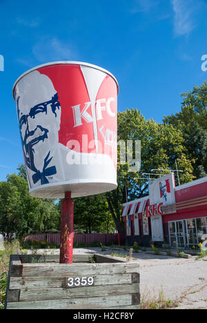 Un centro commerciale chiuso KFC Kentucky Fried Chicken a Toronto. L'azienda deve essere rilocata e il suo prezioso lotto del centro venduto e ridestinato per gli alloggi. Foto Stock