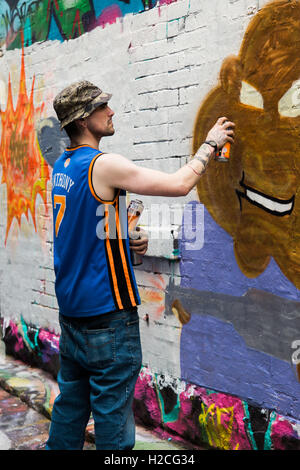 MELBOURNE, Australia - 25 settembre: un artista di strada al lavoro a Melbourne 's Hosier Lane, Australia il 25 settembre, 2016. Foto Stock