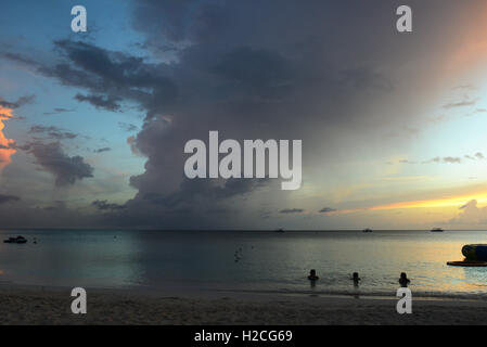 Spiaggia Costa su Seven Mile Beach sull'isola Grand Cayman Foto Stock