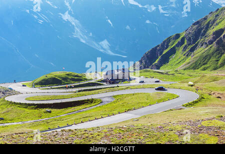 Paesaggio di montagna con la famosa strada alpina di Grossglockner in Austria in estate Foto Stock