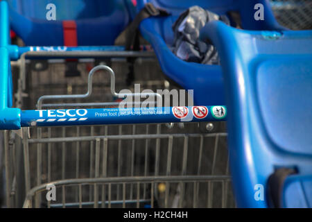 Tesco supermercato Extra, prendere per Colney Hatch succursale, a nord di Londra Inghilterra - 24 Settembre 2016 Foto Stock