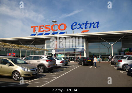 Tesco supermercato Extra, prendere per Colney Hatch succursale, a nord di Londra Inghilterra - 24 Settembre 2016 Foto Stock