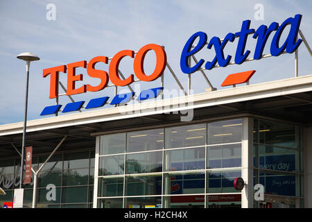 Tesco supermercato Extra, prendere per Colney Hatch succursale, a nord di Londra Inghilterra - 24 Settembre 2016 Foto Stock