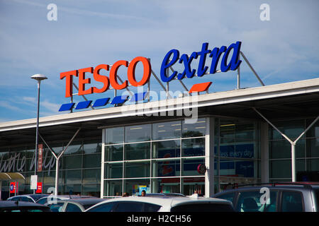 Tesco supermercato Extra, prendere per Colney Hatch succursale, a nord di Londra Inghilterra - 24 Settembre 2016 Foto Stock