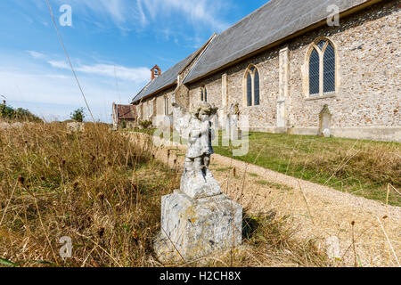 Pregando cherubino lapide in San Pietro Westleton, un palazzo del XIV secolo la chiesa con il tetto di paglia nel Suffolk Coastal District, Est Inghilterra Foto Stock