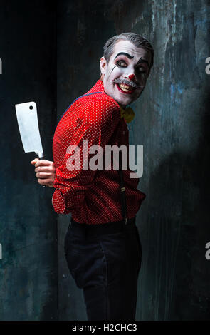 Scary clown tenendo un coltello su dack. Concetto di Halloween Foto Stock