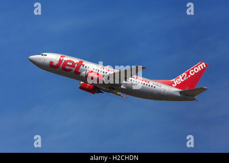 Jet2 Boeing 737-300 il decollo dall'Aeroporto El Prat di Barcellona, Spagna. Foto Stock