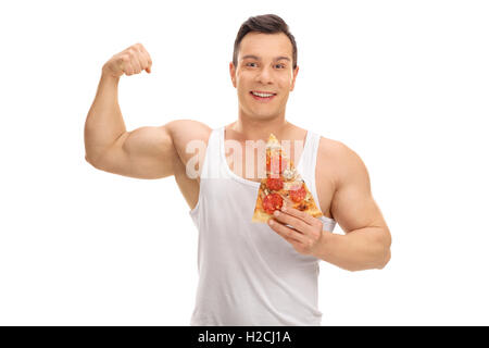 Uomo gioioso tenendo un trancio di pizza e flettendo il suo bicipite isolato su sfondo bianco Foto Stock