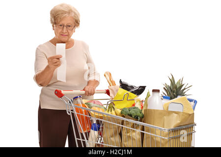 Donna matura guardando un magazzino ricevimento isolati su sfondo bianco Foto Stock