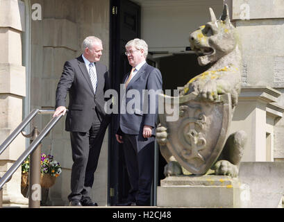 2011. Un Tánaiste (il vice primo ministro irlandese) Eamon Gilmore colloqui in Irlanda del Nord il Vice Primo Ministro Martin McGuiness a Stormont Castle, Belfast, Venerdì, Giugno 3rd, 2011. Foto paulmcerlane.net Foto Stock