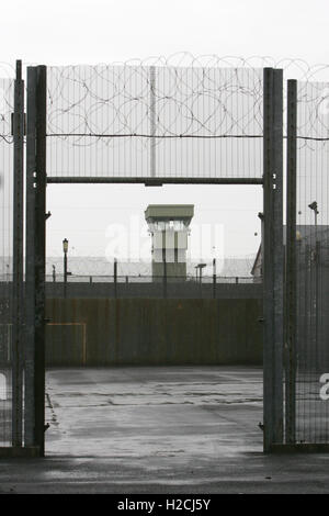 Una torre di avvistamento e parete perimetrale segna il confine dell'ex carcere di Maze, a ovest di Belfast in Irlanda del Nord, Regno Unito Prigione Foto Stock