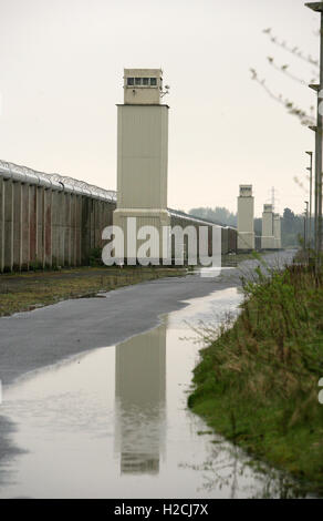 Una torre di avvistamento e parete perimetrale segna il confine dell'ex carcere di Maze, a ovest di Belfast in Irlanda del Nord, Regno Unito Prigione Foto Stock