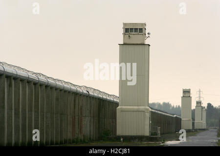 Una torre di avvistamento e parete perimetrale segna il confine dell'ex carcere di Maze, a ovest di Belfast in Irlanda del Nord, Regno Unito Prigione Foto Stock