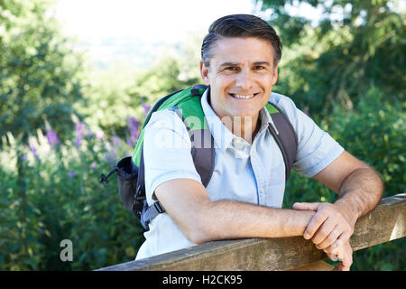 Ritratto di uomo maturo escursioni in campagna Foto Stock