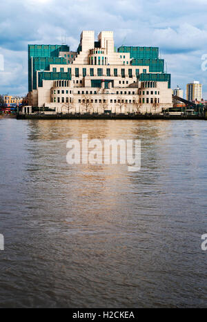 Il SIS di MI6 MI5 edificio, riflesso nel fiume Tamigi Londra Foto Stock