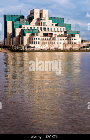 Il SIS di MI6 MI5 edificio, riflesso nel fiume Tamigi Londra Foto Stock