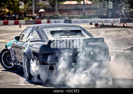 Drifting auto auto racing event azione con pneumatici di fumare. Pattaya Thailandia SUDEST ASIATICO Foto Stock