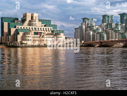 Vauxhall Bridge il MI6 MI5 edificio, Saint George Wharf e il fiume Tamigi Foto Stock