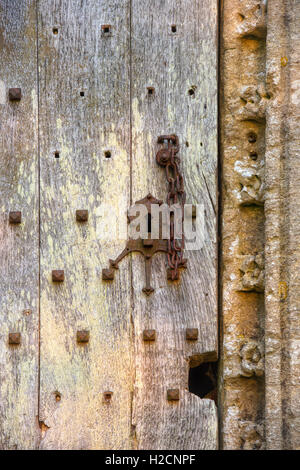 Quercia antica porta di legno e di bloccare la formazione di ruggine sul Langston fontana commemorativa nel villaggio di Churchill. Oxfordshire, Inghilterra Foto Stock