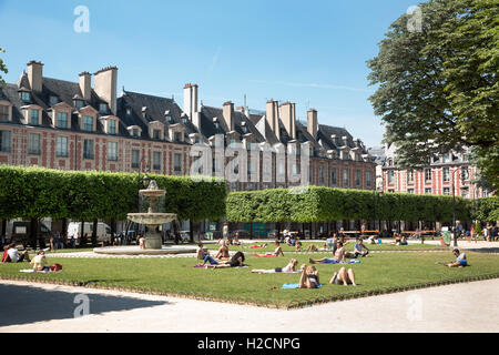 Place des Vosges nel quartiere Marais di Parigi, Francia Foto Stock