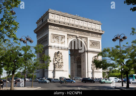 L'Arc de Triomphe sui Champs Elysees di Parigi, Francia. Foto Stock