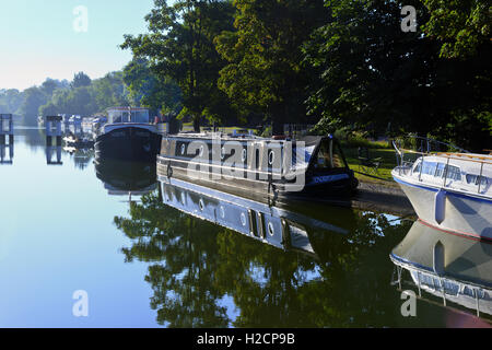 Barge e barche ormeggiate a Abingdon bloccare Foto Stock