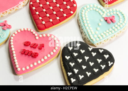 Fancy adorabile cuore i biscotti con la glassa reale Foto Stock