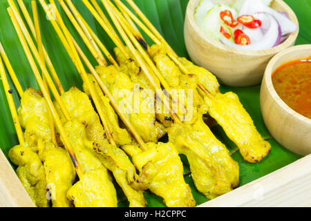 Grigliate di carne di maiale servito con salsa di arachidi o salsa agrodolce Foto Stock