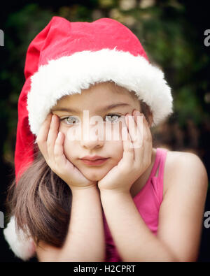 Bambina indossa Santa Claus hat Foto Stock