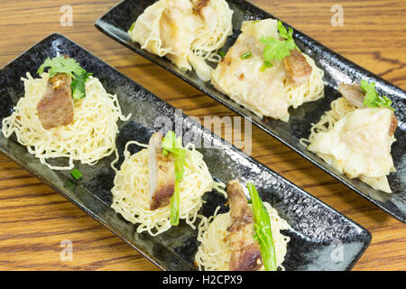 Noodle grigliate di carne di maiale con gnocchi Foto Stock