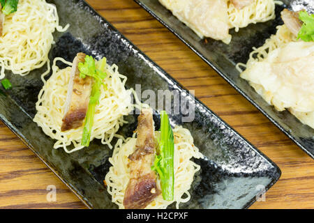 Noodle grigliate di carne di maiale con gnocchi Foto Stock