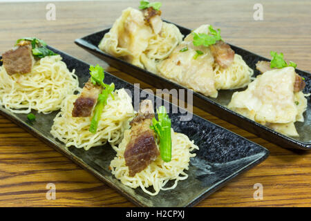 Noodle grigliate di carne di maiale con gnocchi Foto Stock