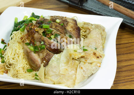 Noodle grigliate di carne di maiale con gnocchi Foto Stock