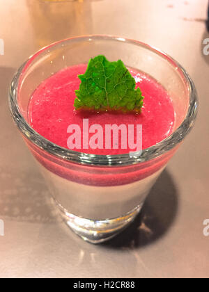 Close up strawberry pannacotta in vetro Foto Stock