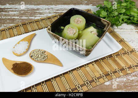 Minestra chiaro con il cetriolo e la carne di maiale, cibo tailandese Foto Stock