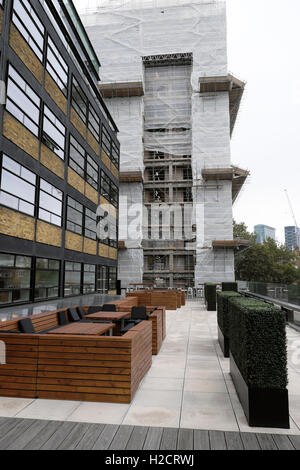 Roof Garden Patio al di fuori del magazzino a The Bower ufficio complesso, Old Street, Tech City, Londra EC1 UK KATHY DEWITT Foto Stock