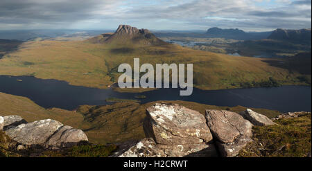 Stac Pollaidh, Loch Lurgainn dal vertice di Sgorr Tuath, Coigach, Scozia Foto Stock