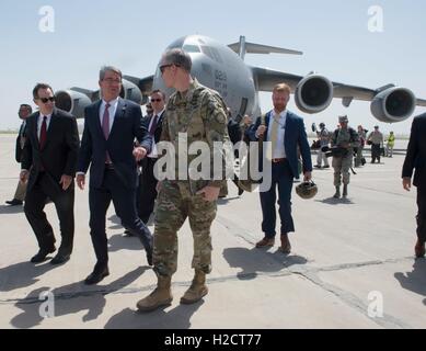 Stati Uniti Il Segretario della Difesa Ash Carter passeggiate tra Stati Uniti Ambasciatore in Iraq Stuart Jones (sinistra) e il tenente Gen. Sean MacFarland arrivando Luglio 11, 2015 a Baghdad, Iraq. Carter si è recato in visita in Iraq per discutere il funzionamento inerenti a risolvere. Foto Stock