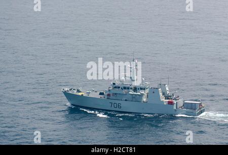 Canadian Royal Navy Kingston-classe di difesa costiera nave HMCS Yellowknife cuoce a vapore in formazione durante il 2016 Rim del Pacifico esercizi Luglio 11, 2016 nell'Oceano Pacifico. Foto Stock